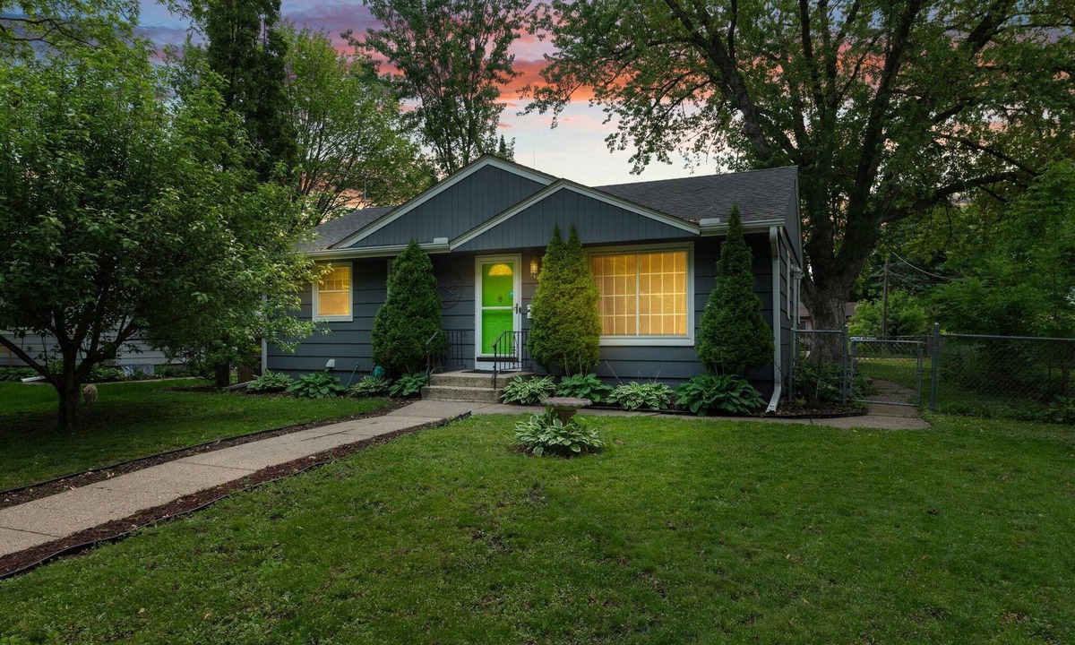Waite Park House | 10 BEDS in 4 BR! Quiet comforts in the city.
