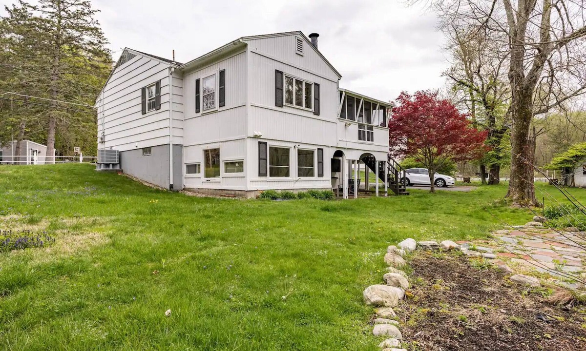 Northborough House | 10 - Cozy 3B2Ba Home with huge backyard
