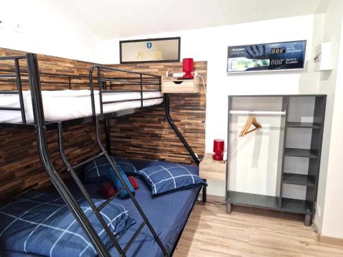 Razac-sur-l'Isle Apartment | 10 - Joli studio avec deux lits, un lit double et un lit simple, logement tout équipé pour 1, 2 ou 3 personnes maximum, vue sur parc arboré, parking privatif gratuit, grand fourgon possible, tout le linge de maison est fourni