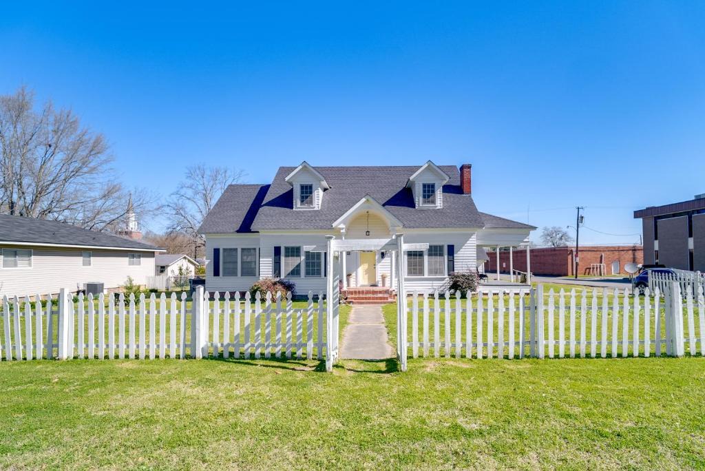 Vivian House | 10 Mi to Caddo Lake: Charming Cottage in Vivian!