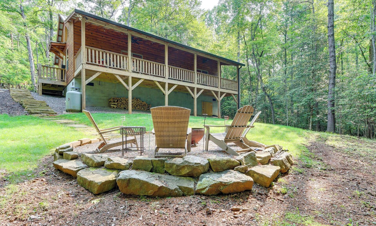 Murphy Cabin | 10 Mi to Main St Murphy: Cabin w/Covered Deck!