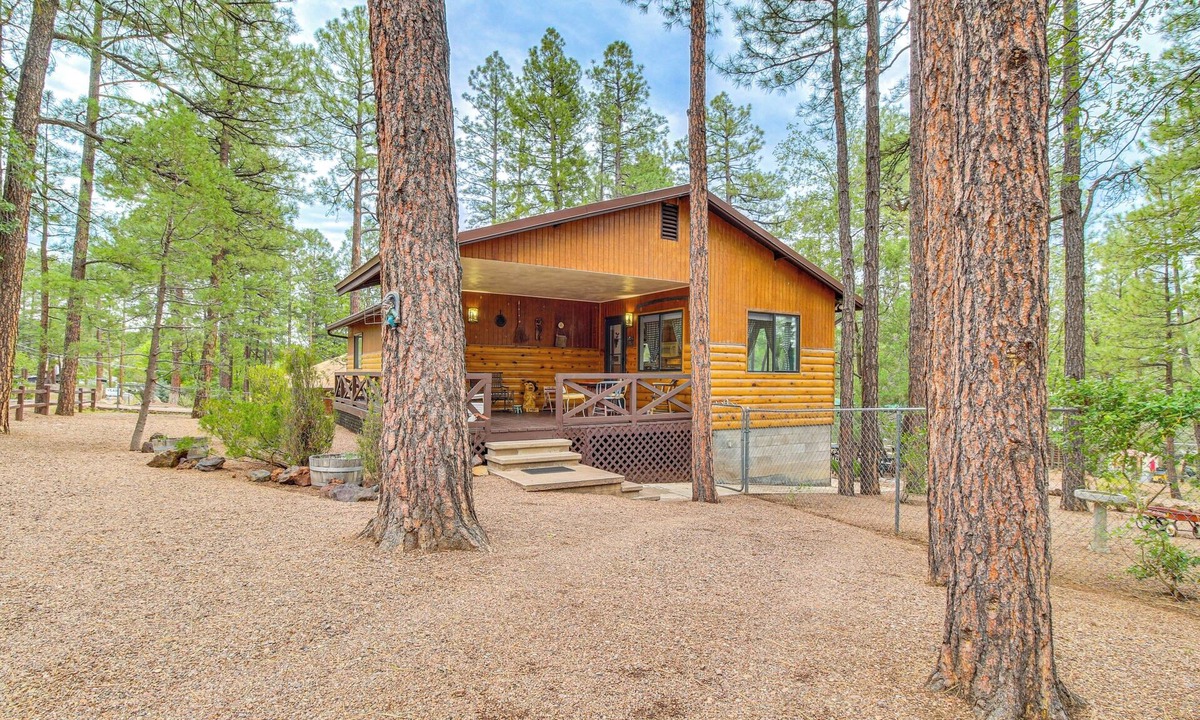 Pinetop-Lakeside Cottage | 10 Mi to Show Low: Pinetop-lakeside Family Cabin!
