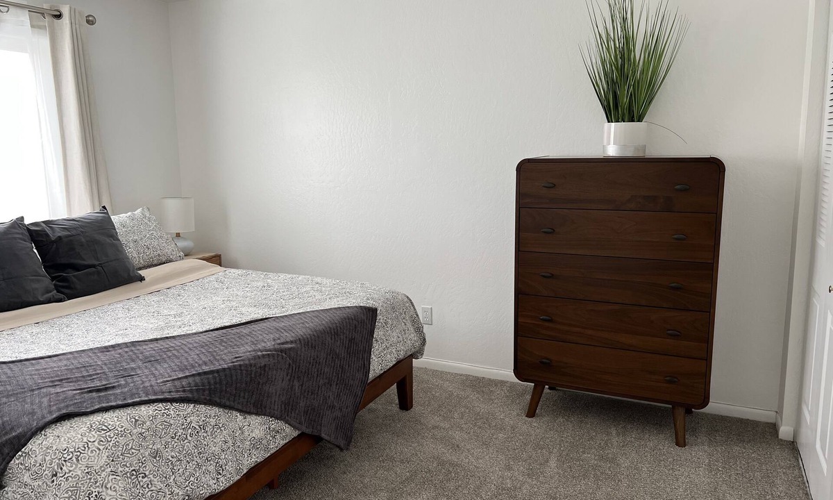 North Star Apartment | #10 Midtown 2 BR Top Floor Apt