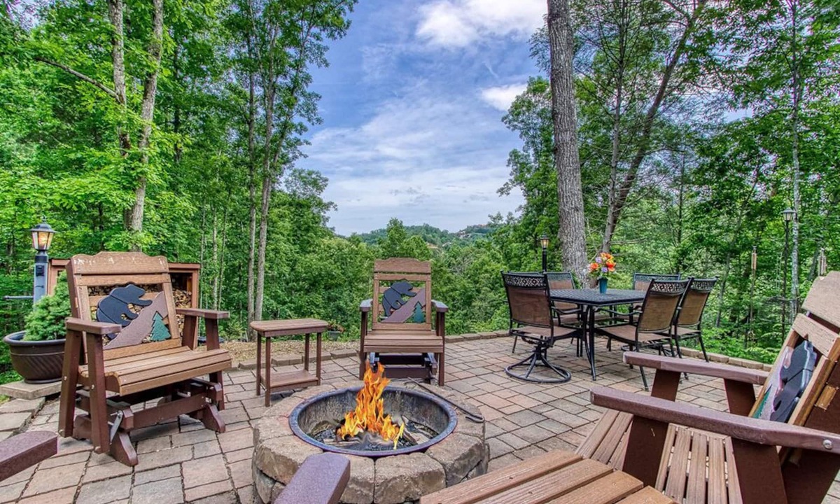 Sevierville Cabin | 10 min to Dollywood/Cal Ripken Field, Firepit, Foosball, Hot Tub, Private