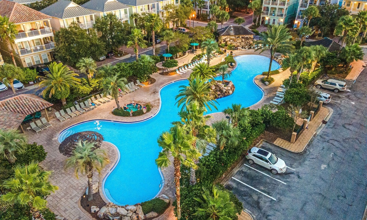 Villages of Crystal Beach House | 10-Min Walk to Beach | Heated Pool ,Trolley & BBQ