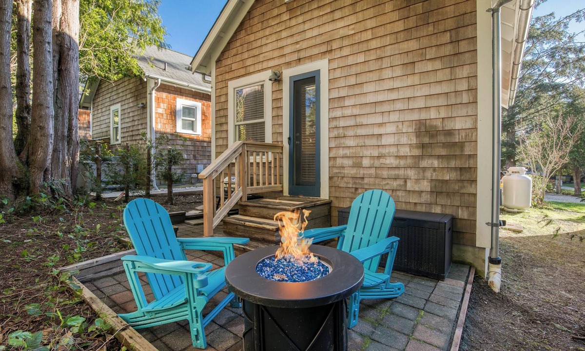 Seabrook Cabin | 10 min Walk to Town, Fire Table & Forest View