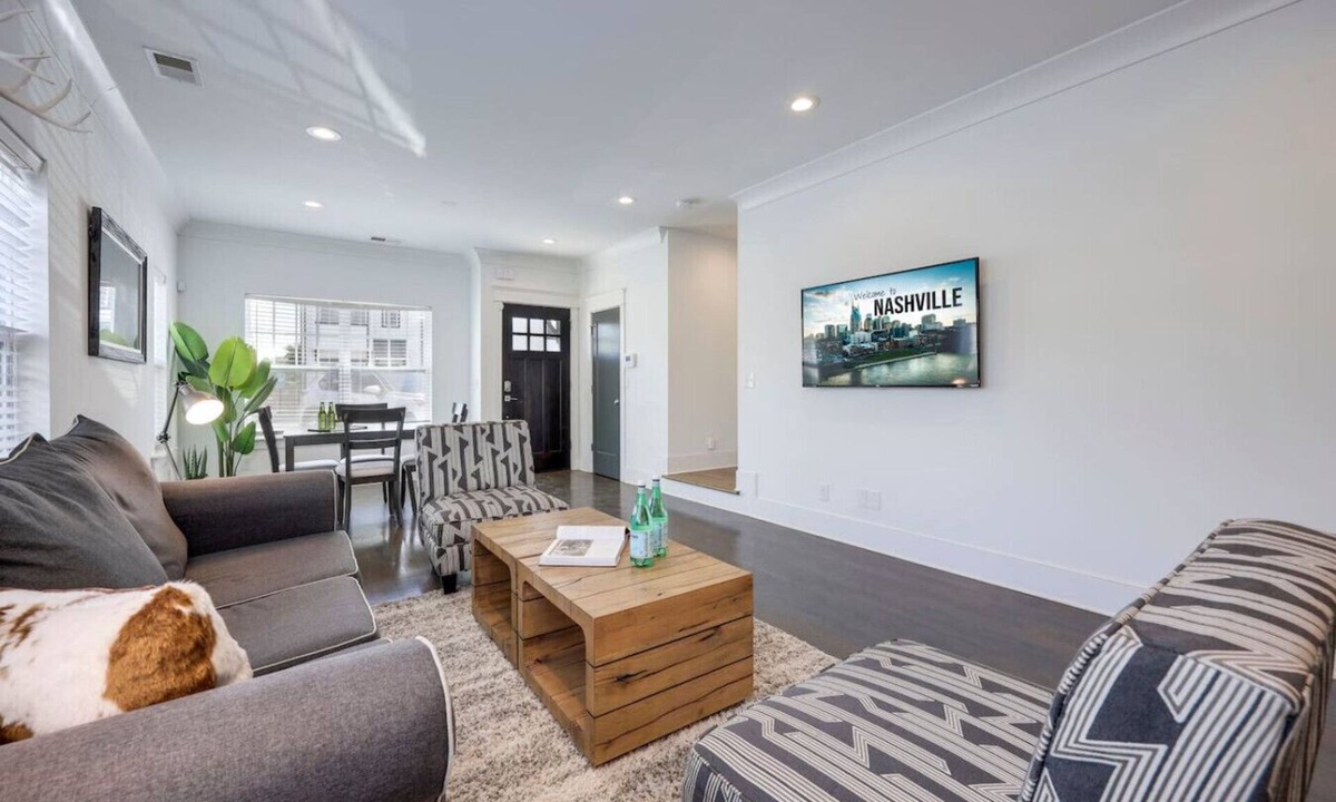 Charlotte Park Villa | 10 Mins To Broadway - Stunning Townhome