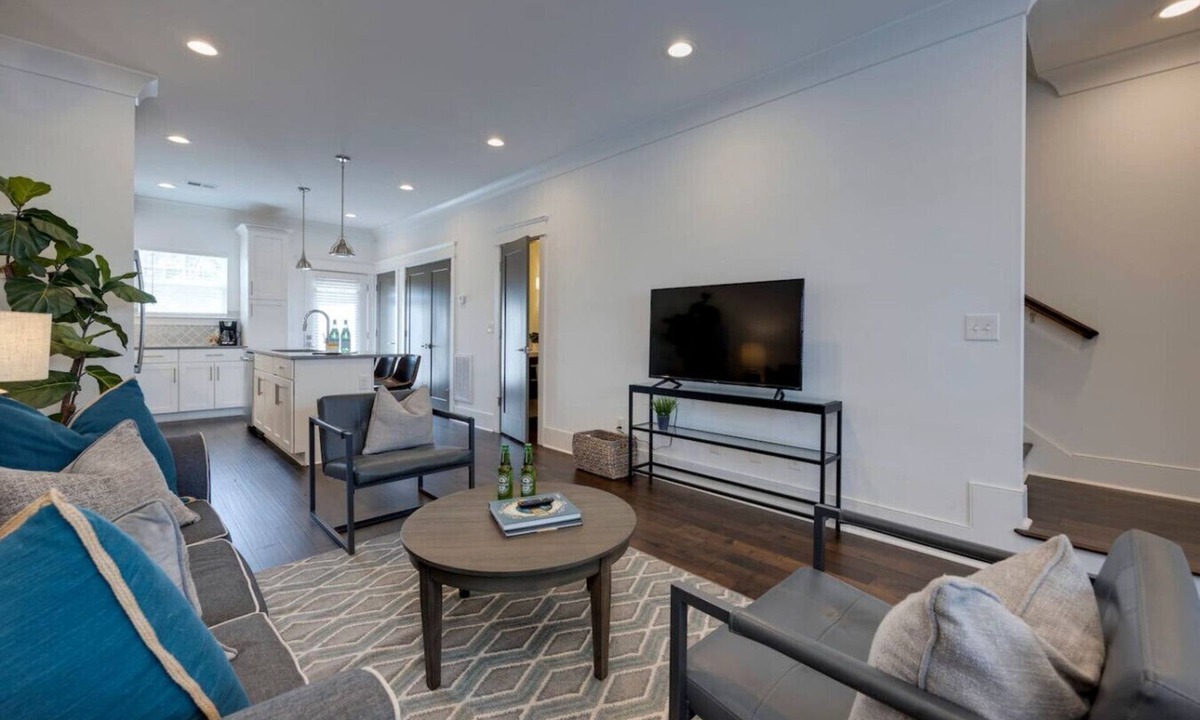 Charlotte Park Villa | 10 Mins To Broadway - Stylish Gated Townhome