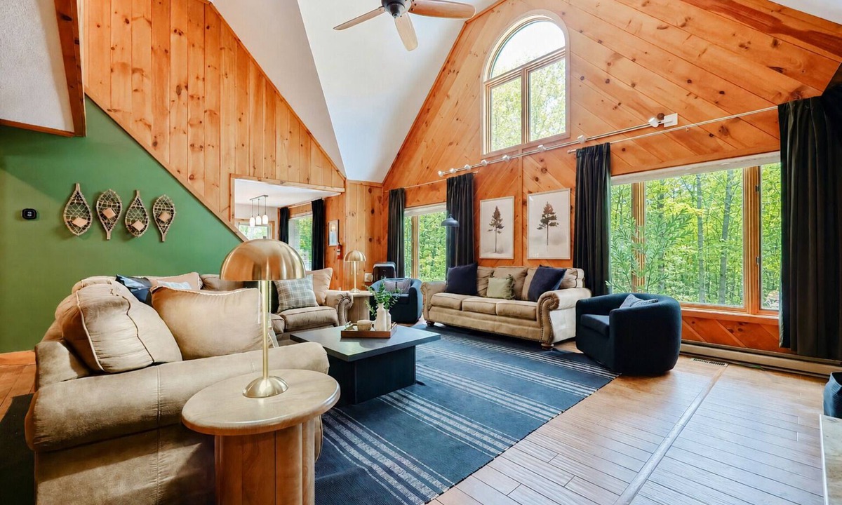 West Dover House | 10 Mins to Mt Snow Golf-Barrel Sauna, Game Room, Fire Pit, Hot Tub, Pet Friendly