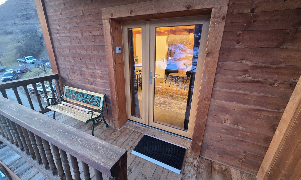 Saint-Pierre-de-Clages Apartment | 10 minutes from Verbier