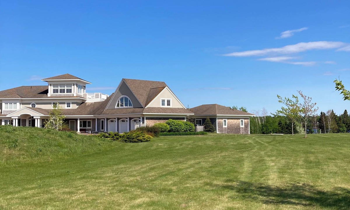 Mill River East Apartment | 10 minutes to golf and family fun at Mill River, family friendly guesthouse