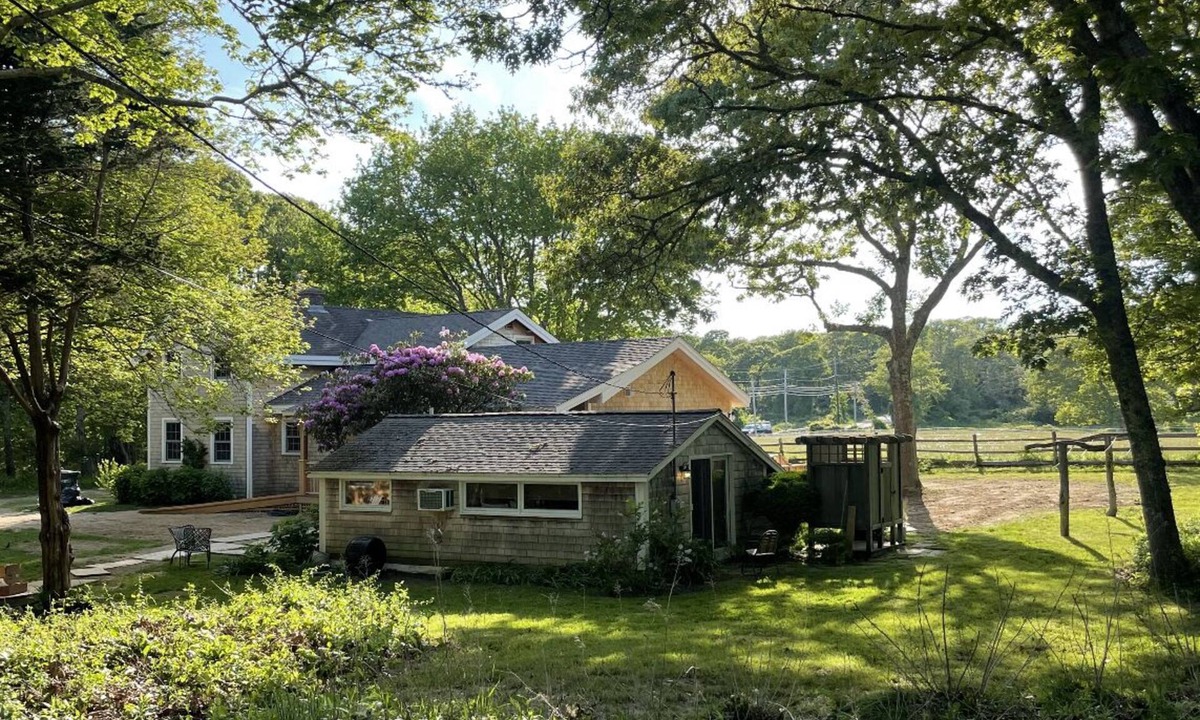 Chilmark House | 10 minutes walk to Lucy Vincent Beach