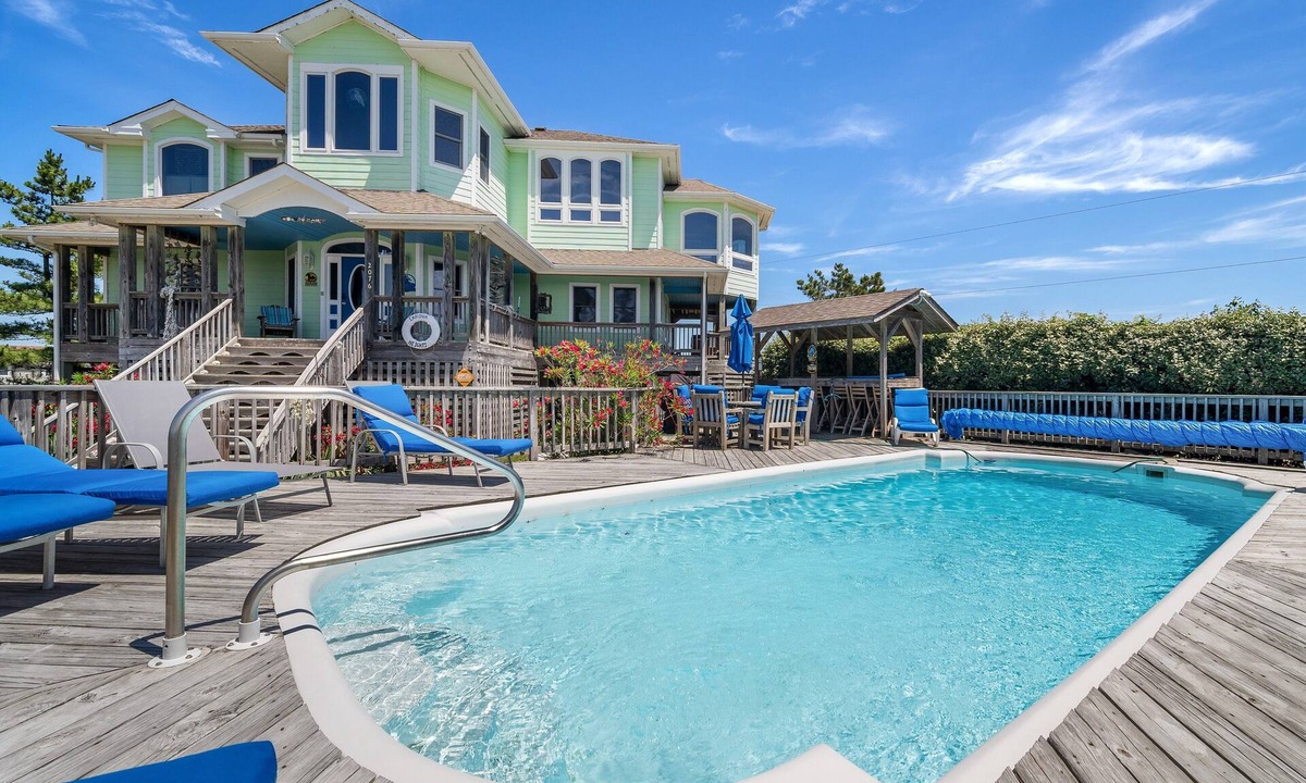 Carova Beach House | 10% off 6-21 wk + 2 late Aug wks! 4WD needed, private pool & great ocean views!