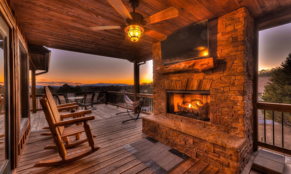 Morganton Cabin | 10% Off Member Deal 10 min>Blue Ridge Mtn Views Hot Tub Firepit Game Room Pond