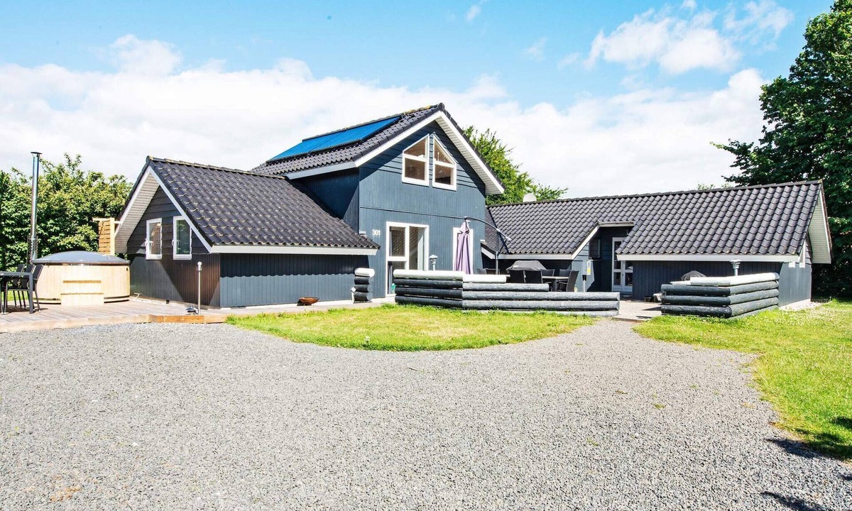 Pøt Strandby House | 10 person holiday home in Juelsminde-By Traum
