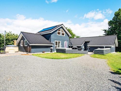 Pøt Strandby House | 10 person holiday home in Juelsminde-By Traum