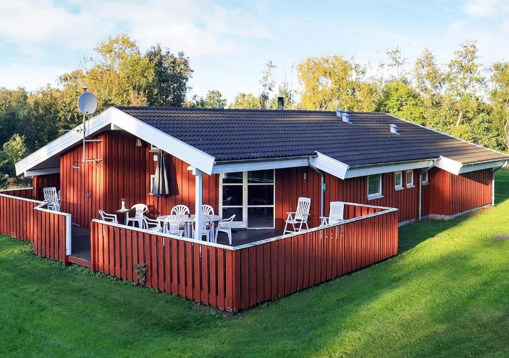 Bratten Strand House | 10 person holiday home in Jerup