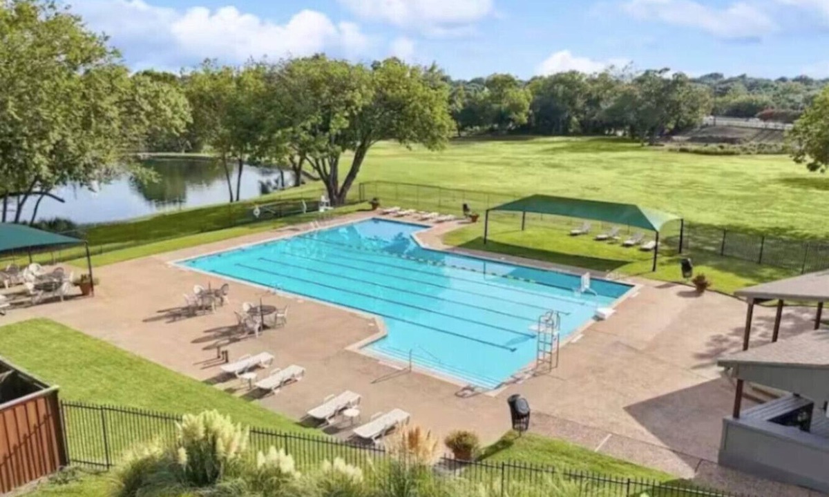 Garland House | 10 Sleeper | Pool Access, AC,