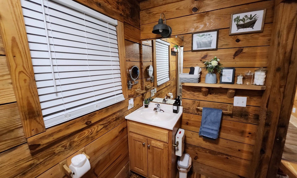 Guntersville Cabin | 10. Spacious 1 bedroom cabin