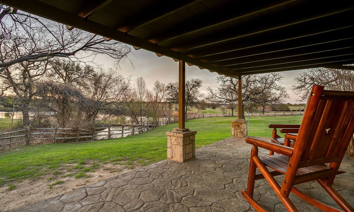 Morgan Mill Cottage | 10 Star Ranch Cottage · Fishing Lake · Sleeps 6