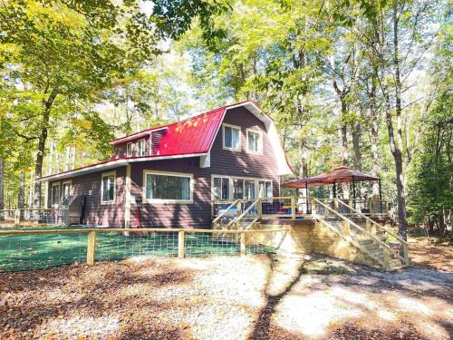Hesperia House | 100-Acre Luxury, Dog-Friendly, Sleeps 10