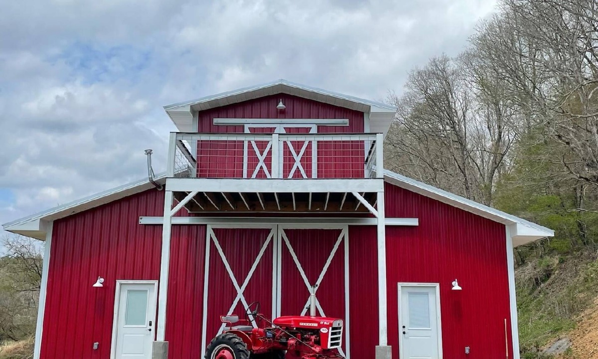 Helenwood House | 100 Aker Wood Barndominium Loft! Two bedroom. All Amenities Provided!