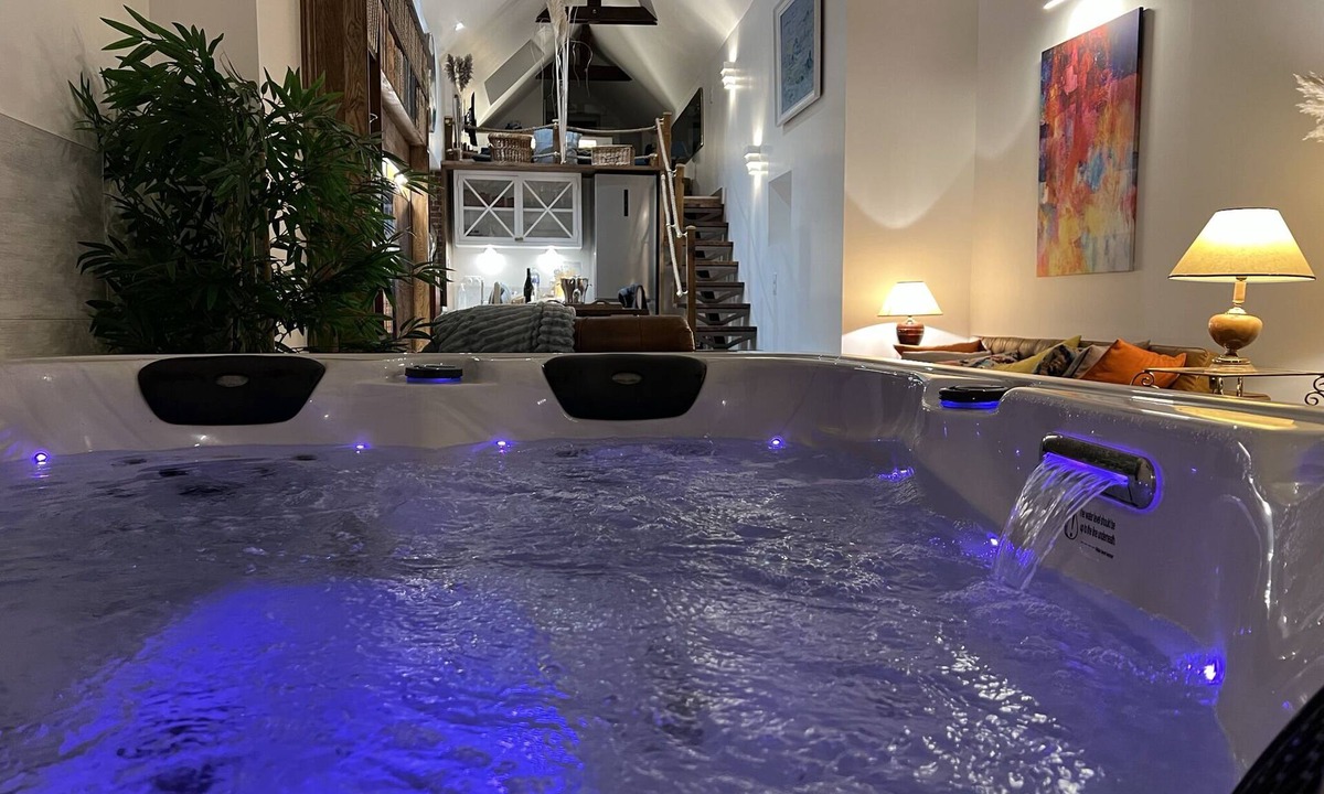 Saint-Jean-sur-Mayenne Bed & Breakfast | 100 m2 loft with private Jacuzzi