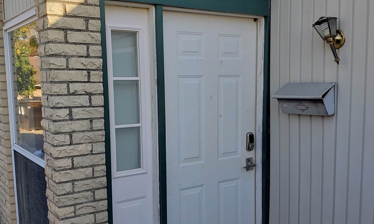 Vandalia Apartment | 1000sq ft with King Beds and a Bear Table