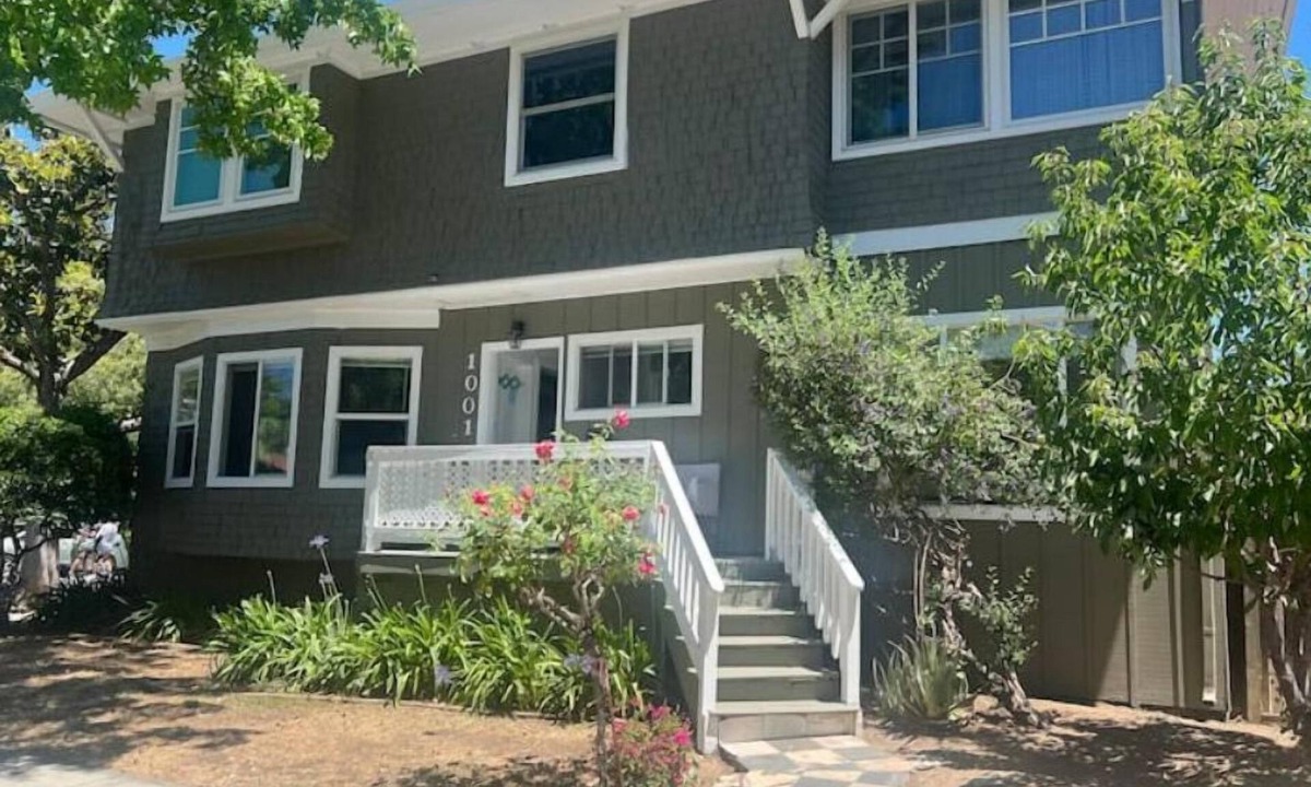 University South Apartment | 1005 #4 large Studio/1bath Downtown attic/2beds