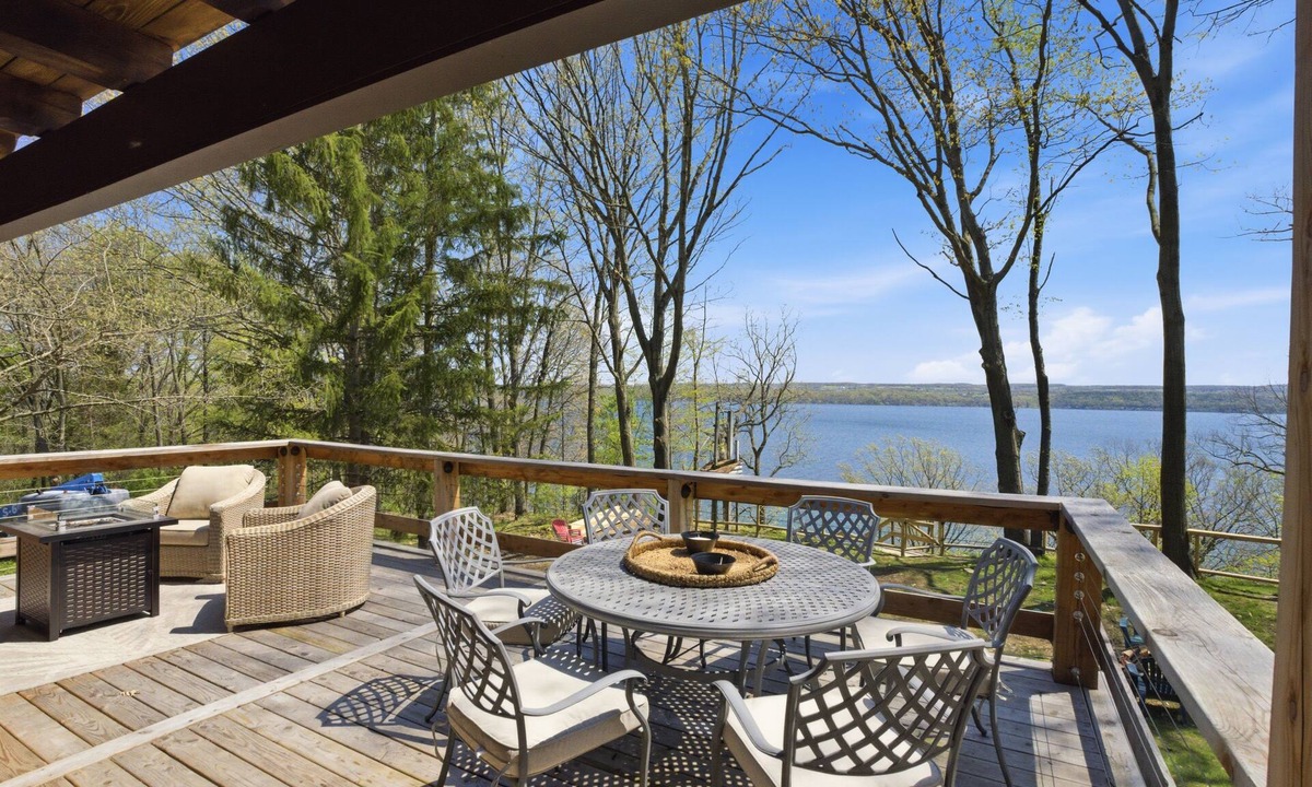Town of Torrey Cabin | 100ft Private Lakefront + Dock -Fire pit + Decks -Wine Trail Sleeps 6