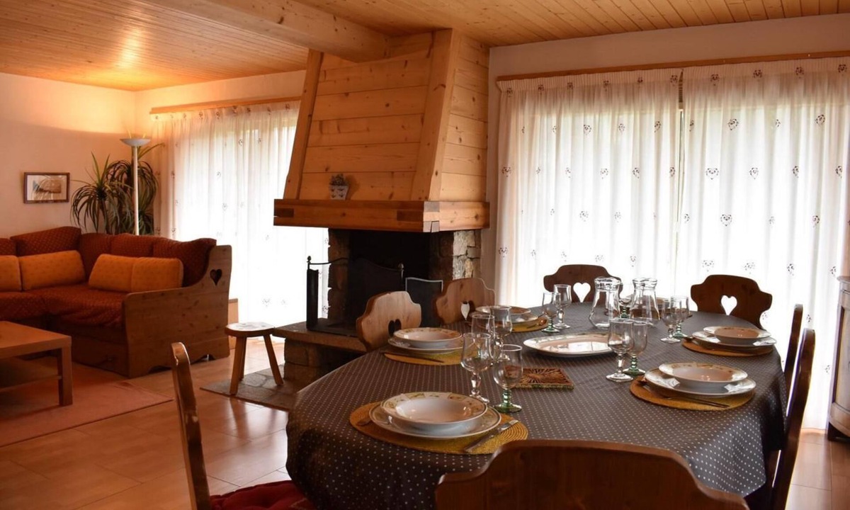 Meribel Centre Apartment | 100m from resort center, balcony, tv, ski locker, 105m², Méribel