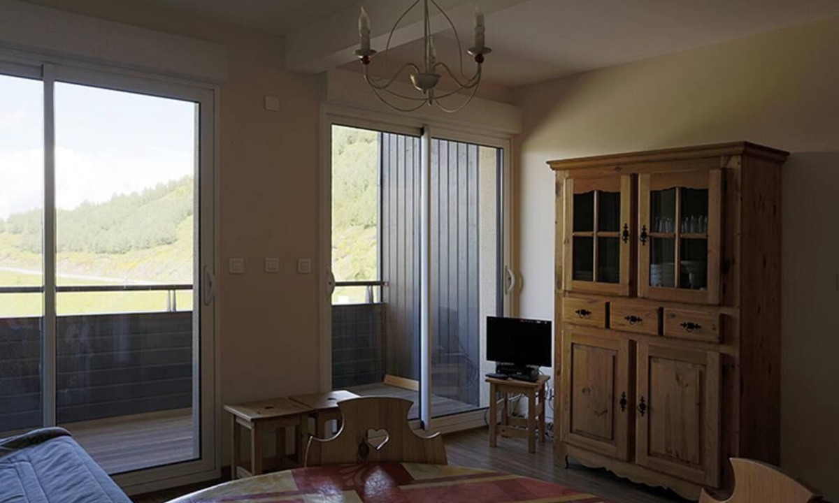 Peyragudes Apartment | 100m from resort center, 2nd floor, view valley, jacuzzi, hammam, parking, tv, ski locker, 40m²