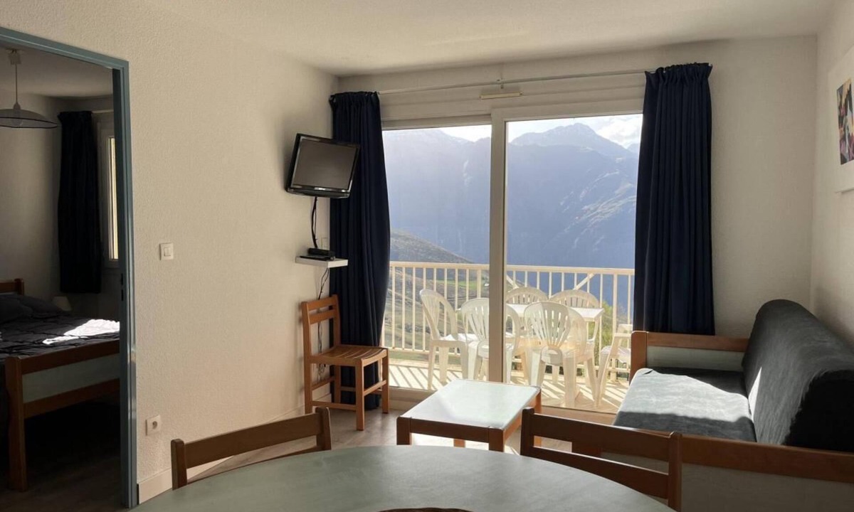Peyragudes Apartment | 100m from resort center, 3rd floor, jacuzzi, hammam, terrace, balcony, tv, ski locker, 35m²