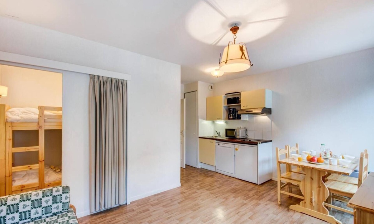 Bagneres-de-Luchon Apartment | 100m from ski lifts, tv, ski locker, 23m², Luchon-Superbagnères