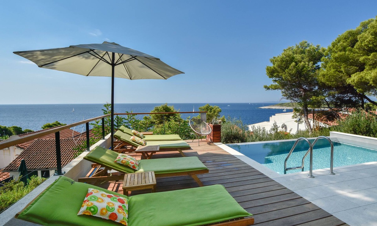 Krizni rat Villa | 100m from the beach,1,5km from theHvar old town.Infinity pool and quiet location