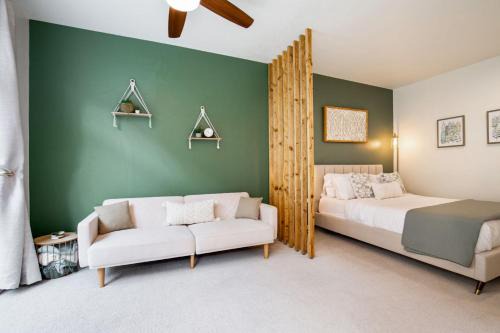 Belltown Apartment | 103 Belltown Modern and Bright in the Heart of Belltown Queen Bed