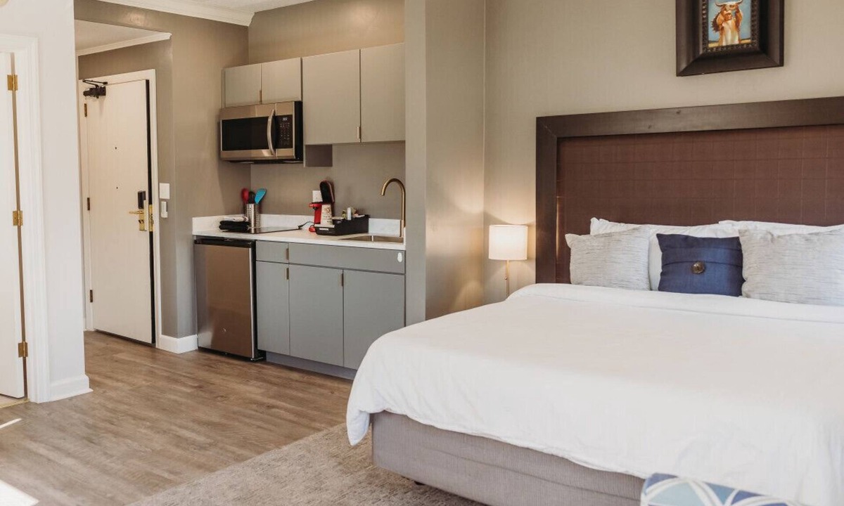 Bartlesville Apartment | 105 · Osage Hive #105 - Hotel Phillips