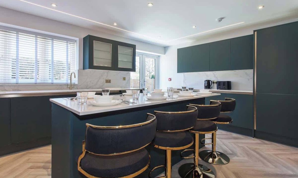 Woodley House | 10BR Group Escape For Families, Friends & Teams