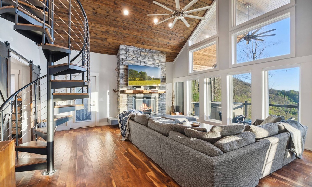 Wolf Laurel House | 10min to Hatley Pointe~Views~ HotTub~ FirePit