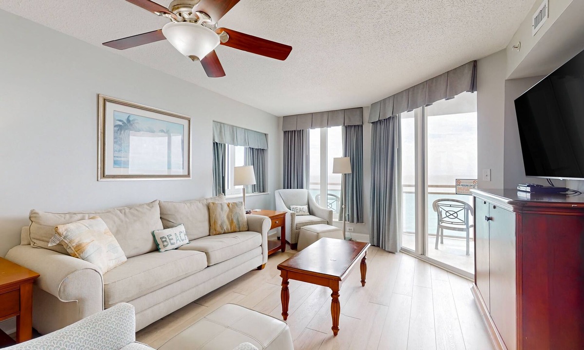 Crescent Beach Condo | 10th-floor oceanfront condo with pool, hot tub, balcony & central AC
