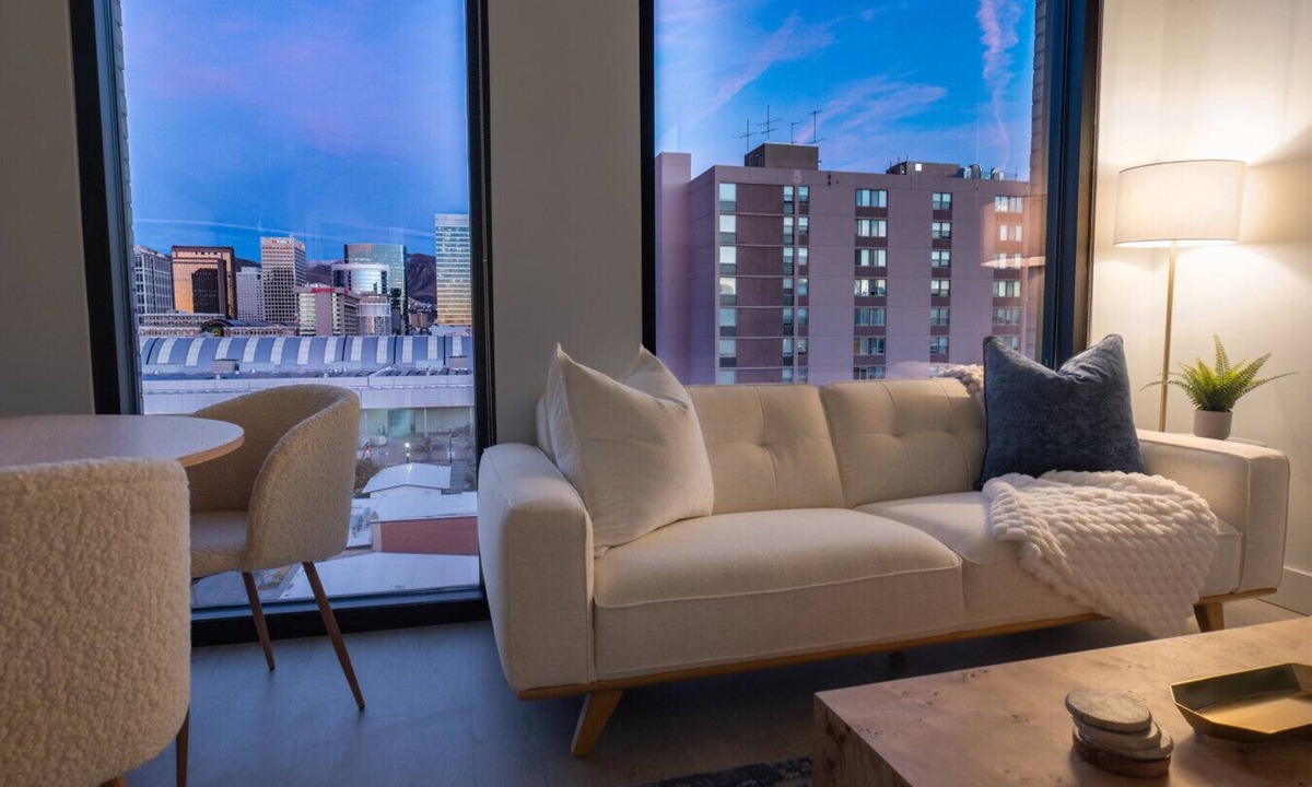 Rio Grande Apartment | 10th flr Beauty! Hot tub/Pking/Pool/Views!/Kg bed!