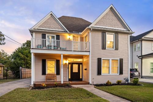 Peak's Suburban Addition House | 11 Beds, Sleeps 12, 2 Mi to Downtown Dallas