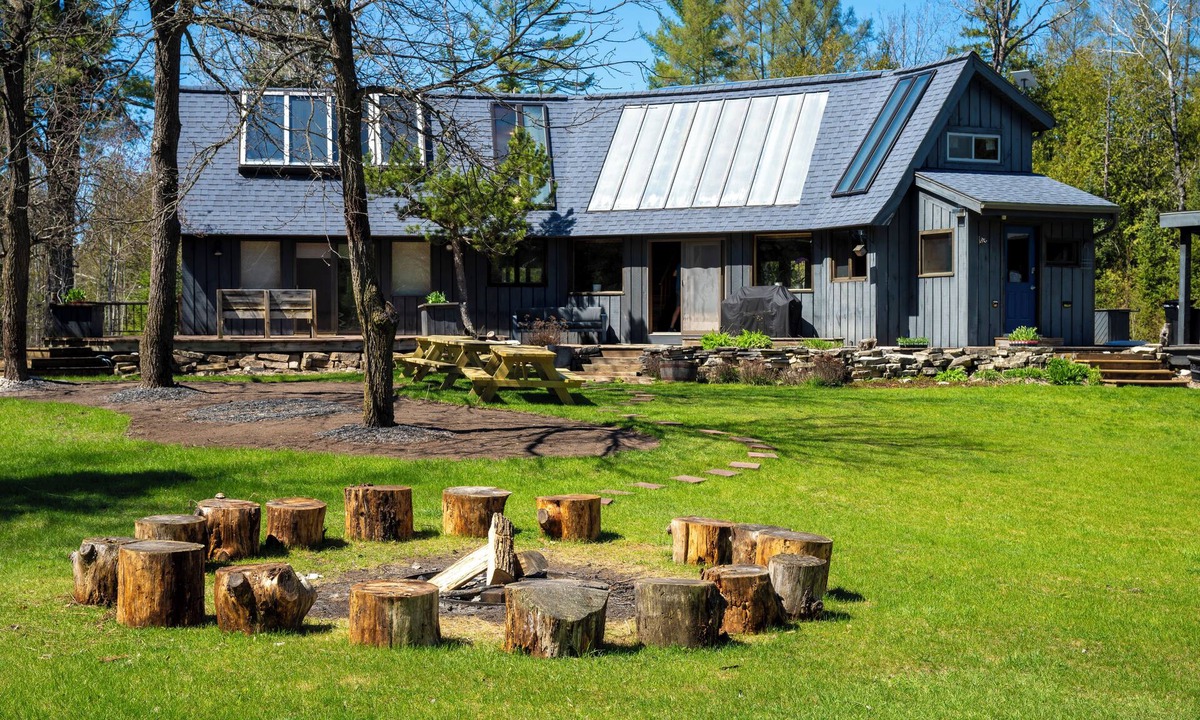Vulcan House | 11 Beds Sleeps 20+. Pets OK. 4 Bedrooms, Bonus Room, Bunk House, 40 Acres