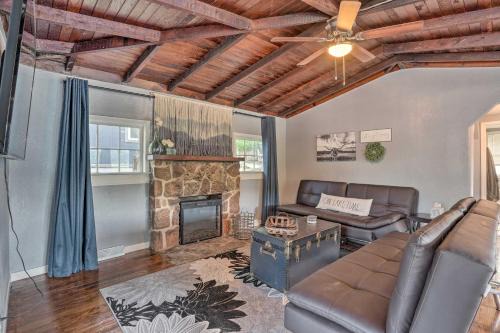 Rockaway Beach House | 11 Mi to Dtwn Branson: Cottage in Rockaway Beach!