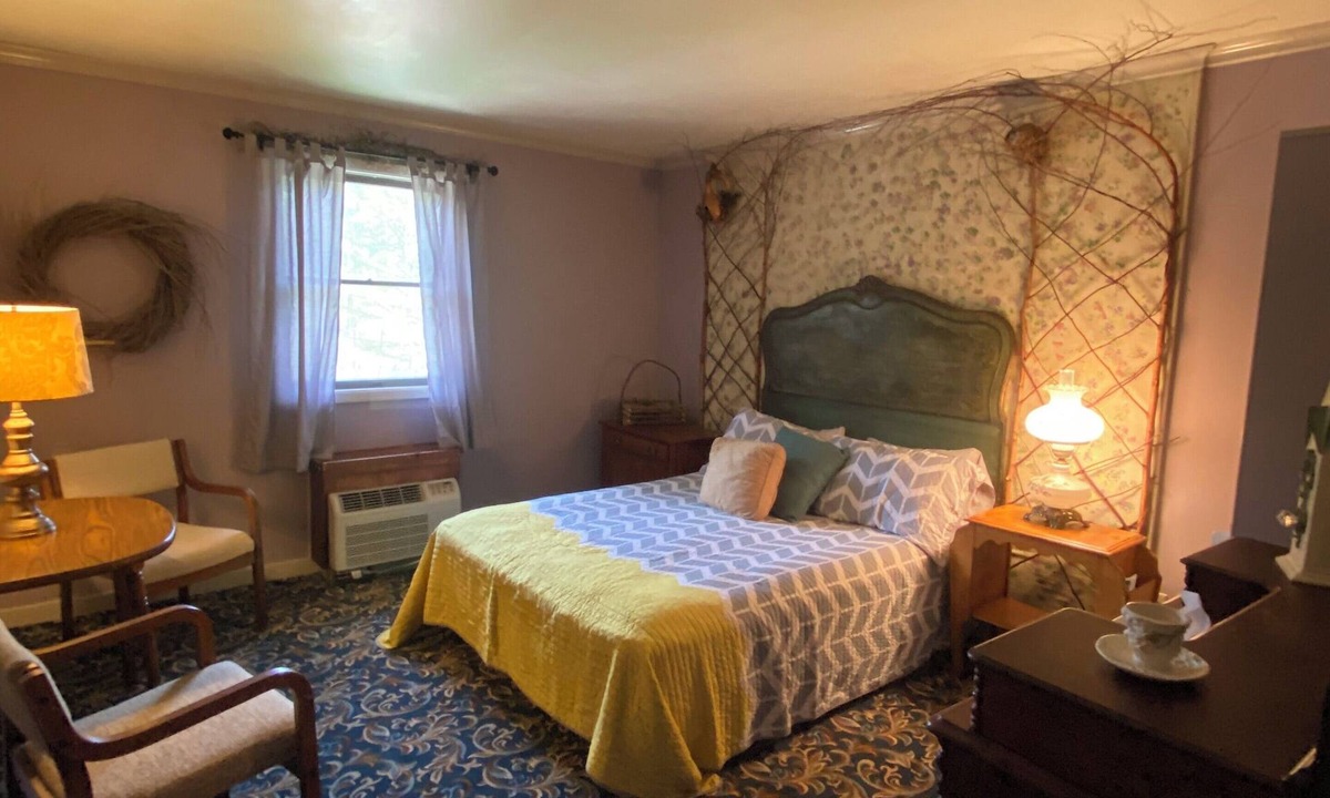 Cooksburg Apartment | 11-Robin's Nest Room