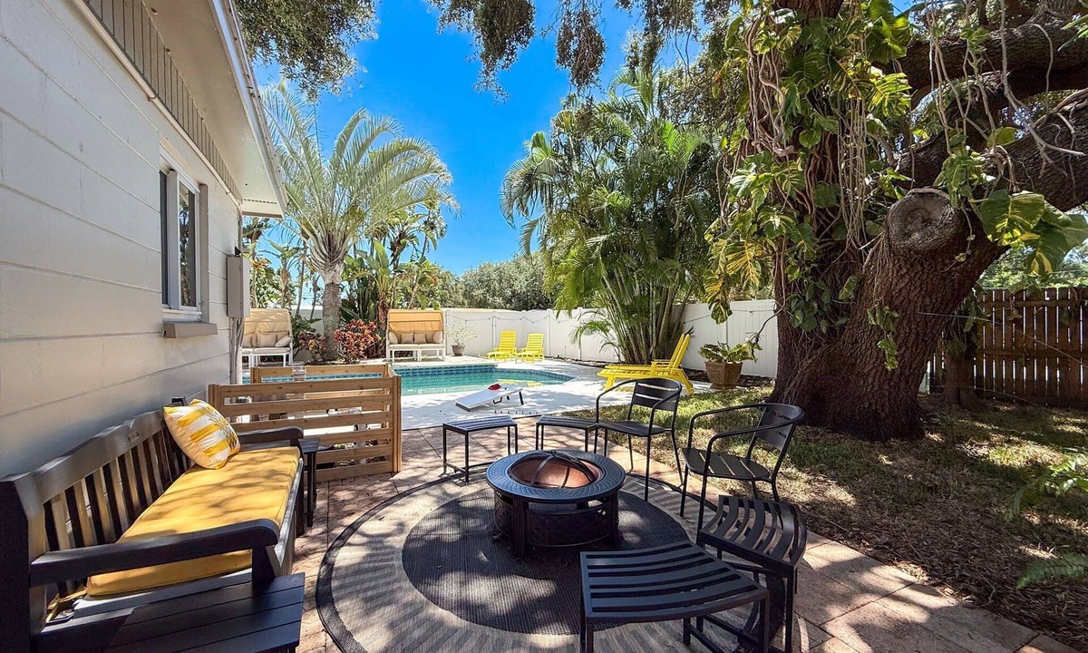 Walsingham House | 11083 N 106th Ave
