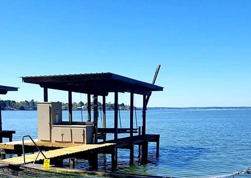 West Livingston House | 111 Lone Star, Lake House Livingston, On Water