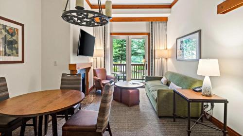 Stowe Area Resort | 1124 - Two bedroom - Lodge At Spruce Peak - Stowe Mt Resort - Ski in Ski Out - Sleeps 7