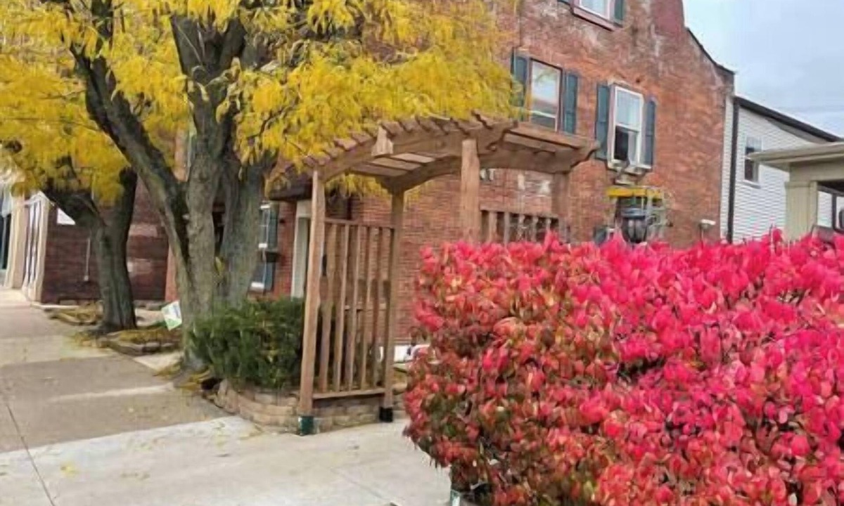 Dubuque Apartment | 1129#1- Market view studio/steps Millwork district