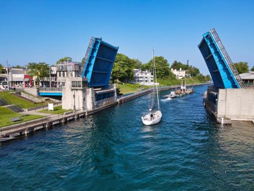 Charlevoix House | 117A Edgewater Inn Condo